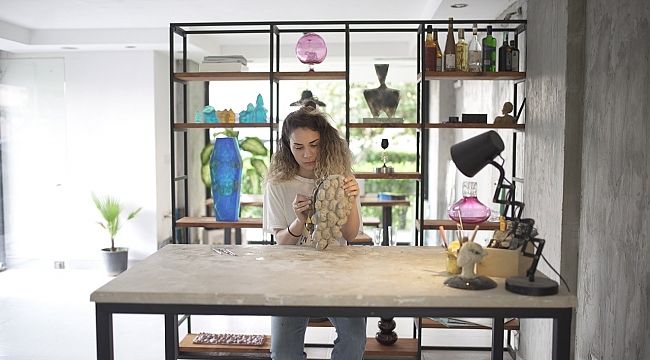 Hayallerini Cama Yansitiyor Kultur Sanat