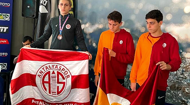 Yüzücüler Antalyaspor Bayrağını Kürsüye Taşıdı