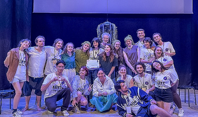 <span style='background-color:#00FF00;' >Akdeniz Üniversitesi</span> tiyatronun uluslararası sahnesine dönüştü