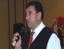 Üstün Dökmen'den 'Küçük Şeyler'