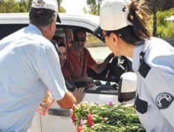 Polisten Sürücülere Şeker ve Uyarı