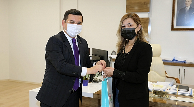 Başkan Tütüncü’den Kadın Personellere Karanfil