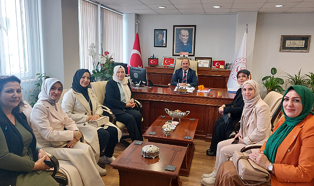 KADEM Antalya Temsilciliği üyeleri, kadınlara çiçek dağıttı