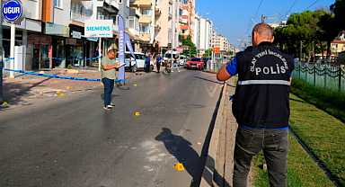 Antalya'da bir işyeri kurşunlandı, yol savaş alanına döndü
