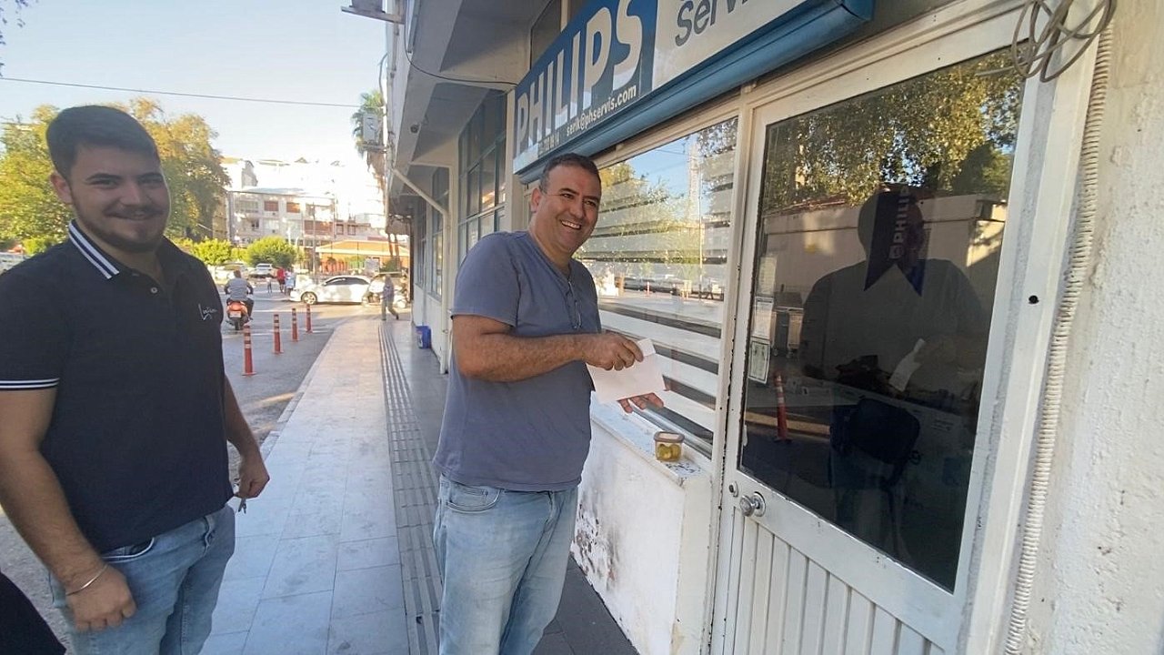 Sabah dükkanını açan esnaf, kapıya konan siftah zarfıyla şaşırdı