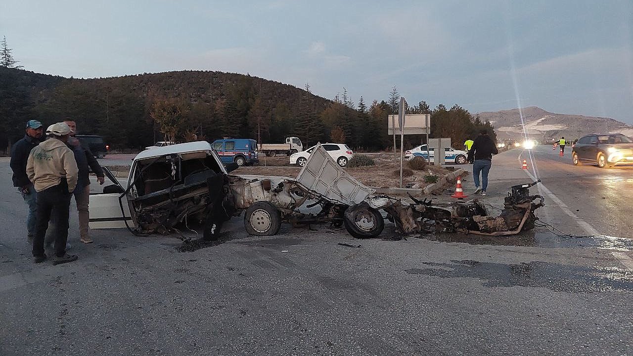 Burdur feci kaza: Tofaş otomobil ikiye bölündü