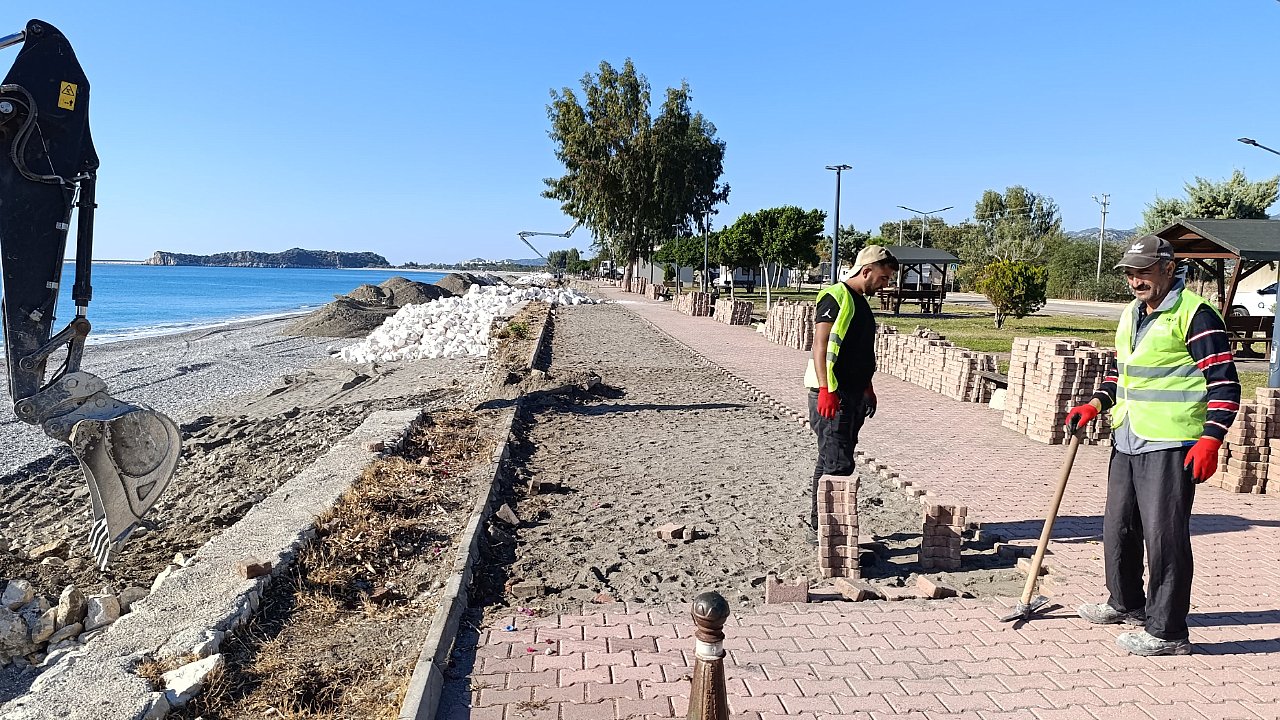 Büyükşehir’den Demre sahilinde istinat duvarı çalışması