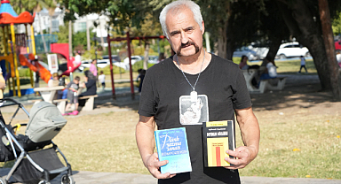 Otomobilini kütüphaneye çeviren emekli öğretmen 8 yılda 100 bini aşkın ücretsiz kitap dağıttı