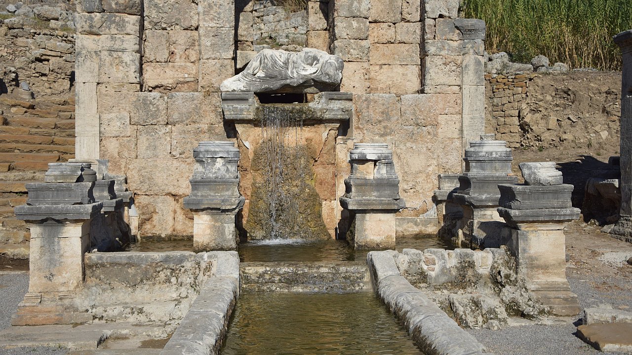Perge Antik Kenti'ndeki çeşmeden 1800 yıl sonra su akmaya başladı