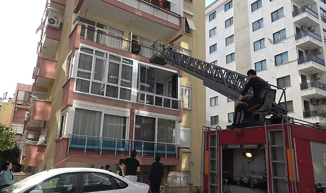 Balkondan merdivenle daireye giren ekipler yaşlı adamı uyurken buldu