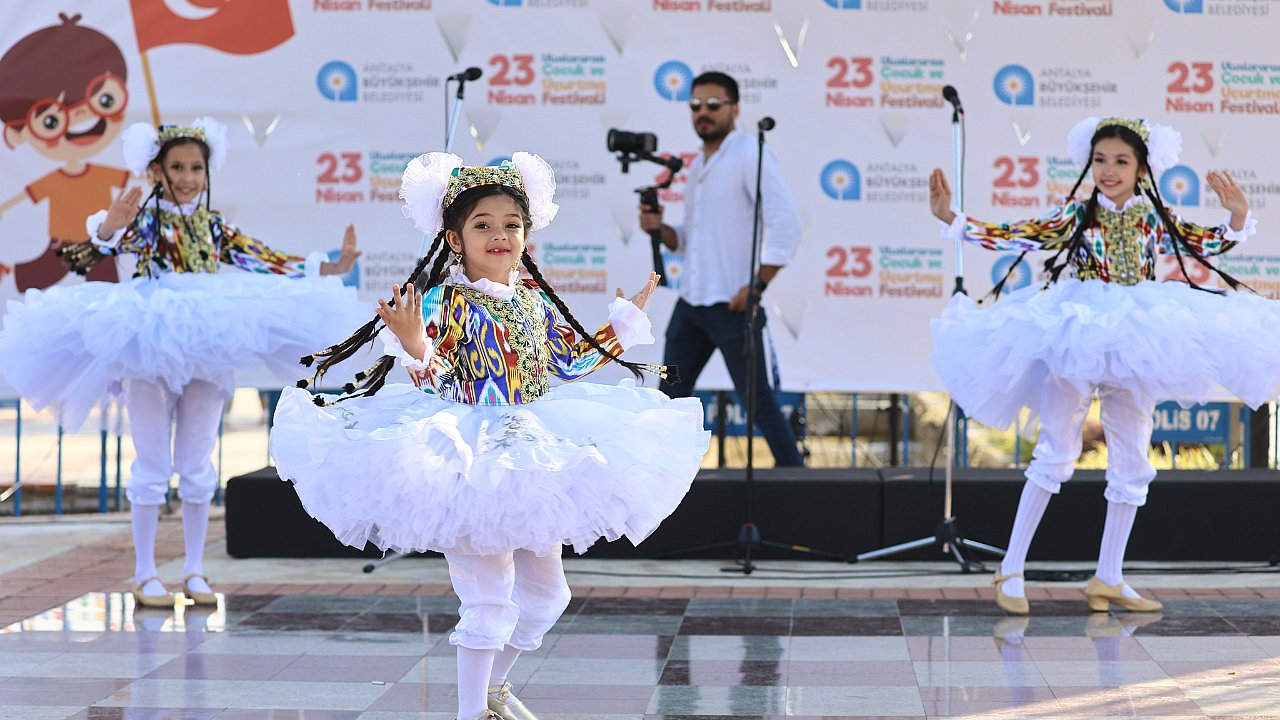 23 Nisan Çocuk ve Uçurtma Festivali renkli anlara sahne oldu