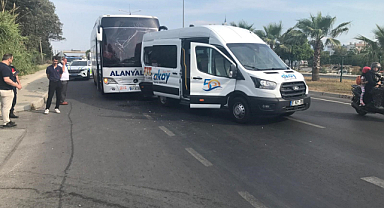 Yolcu otobüsü ile tur minibüsü çarpıştı