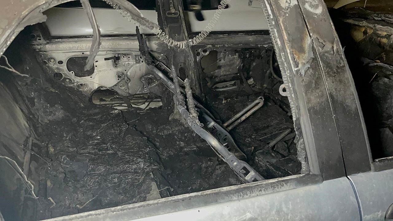 Park halindeyken yanmaya başlayan otomobil için mahalleli seferber oldu