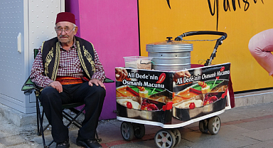 11 yaşında başladığı mesleğinde 65 yıldır sokaklarda