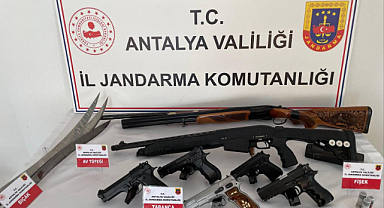 Antalya'da düzenlenen operasyonda çok sayıda ruhsatsız silah ele geçirildi