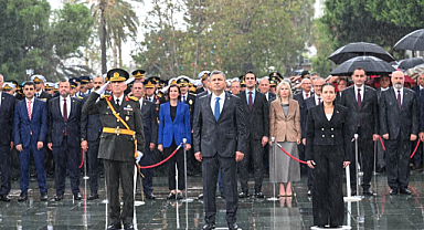 Antalyalılar 29 Ekim coşkusunu sağanak yağmur altında kutladı