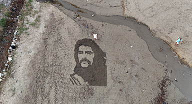 Barış Manço'nun resmini tırmıkla Alanya sahillerine işledi