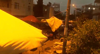 Fırtına pazar yerindeki güneşlikleri devirdi, tezgahları savurdu