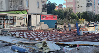 Tonlarca ağırlıktaki çatının fırtınada uçtuğu anlar kamerada