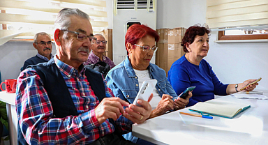 60 yaş üzeri bireylere akıllı telefon kullanımı dersi
