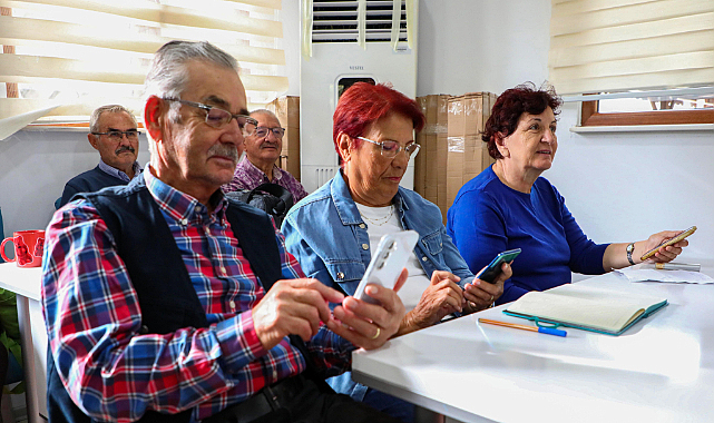 60 yaş üzeri bireylere akıllı telefon kullanımı dersi