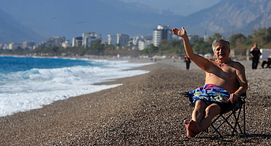 Antalya'da dün yağmur ve fırtına, bugün deniz keyfi