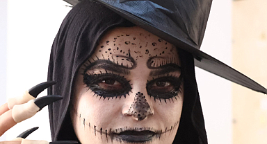 Antalya'da görenleri ‘korkutan' makyaj