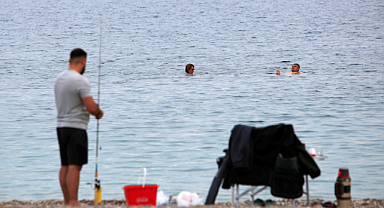 Antalya'da kasım ayında denize girmenin keyfini çıkardılar