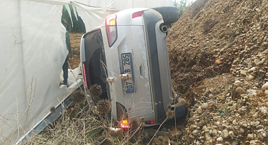 Antalya’da kontrolden çıkan otomobil devrildi: 5 yaralı