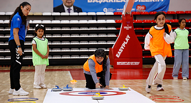 Büyükşehir kız çocuklarını floor curling sporu ile tanıştırdı