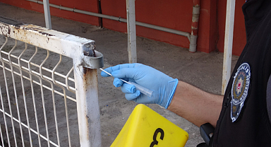 Eline aldığı bıçakla yoldan geçenlere dehşeti yaşattı