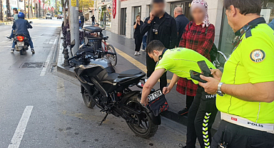 Motosikletin plakasını 'bandana' ile kapattı ve bakın ne kadar ceza yedi