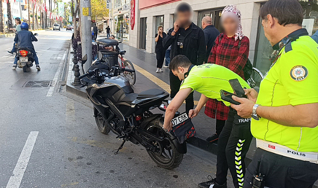 Motosikletin plakasını 'bandana' ile kapattı ve bakın ne kadar ceza yedi