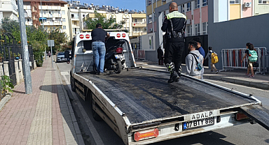 Okul önünde abartılı egzozla motosiklet süren ehliyetsiz çocuk sürücüye ceza yağdı