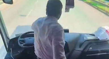 Taraftarları deplasmana götüren şoför araç seyir halindeyken ayağa kalkıp oynadı