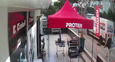 Yoldan geçenlere dehşeti yaşatıp 1 kişiyi bıçaklamıştı