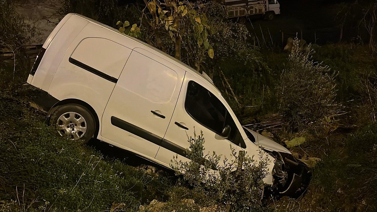 Kamyonet şarampole yuvarlandı: 1 yaralı