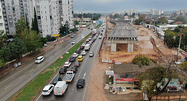 Yapımı devam eden köprülü kavşak inşaatı pideciye takıldı