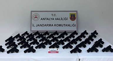 Antalya’da durdurulan araçtan 45 adet ruhsatsız tabanca çıktı