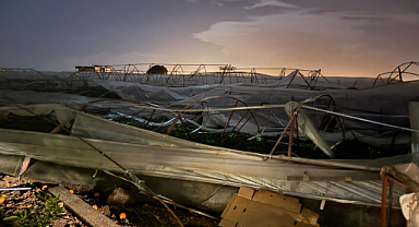 Antalya'da hortum seralara zarar verdi
