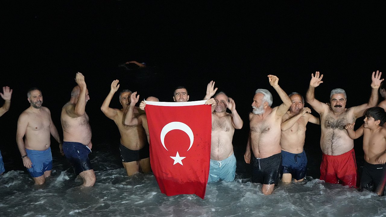 Antalya'de ritüel bozulmadı, deniz tutkunları 2026'ya da denizde girdi