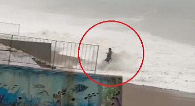 Dev dalgaların arasında kalmaktan merdivene tutunarak kurtuldu