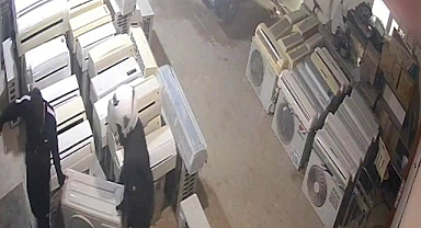 Klimayı çalarken önce kameraya, sonra polise yakalandılar