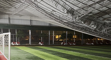 Şiddetli rüzgarda halı sahanın tavanı çöktü