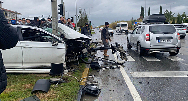 Yoldan çıkıp sinyalizasyon direğine çarpan otomobil parçalandı