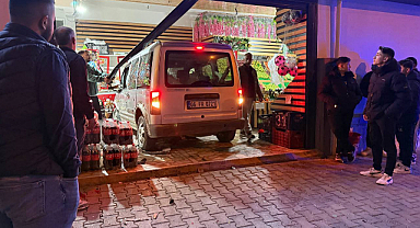 Ehliyetsiz sürücü önce kaza yaptı, ardından markete girdi