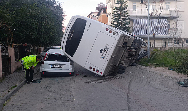 Kaza yapan otel servisi, park halindeki araçların üzerine devrildi