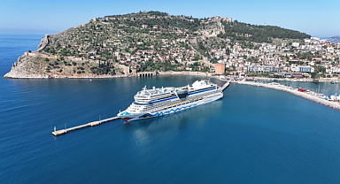 Alanya'ya lüks kruvaziyer ile 2 bin turist geldi