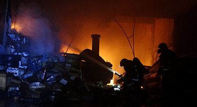 Alevlerin sardığı işyerindeki araçları kurtarmak için seferber oldular