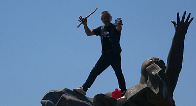 Anıtın tepesinde kulaklık takıp dans etti yanına kimseyi yaklaştırmadı